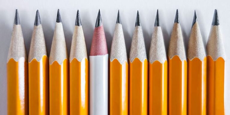Imagem de um lápis fora do padrão, representando o que é uma não conformidade.
