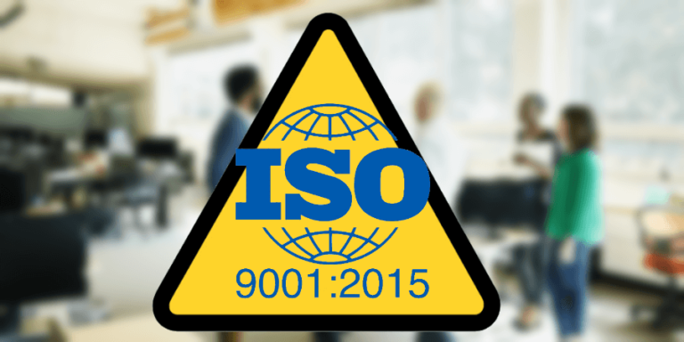 Imagem de uma placa de alerta com o símbolo da ISO, simbolizando a atenção que se deve ter em um processo de certificação ISO 9001, 4001 ou 27001.