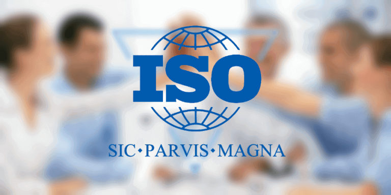 Imagem da logo da ISO junto ao lema da Fábrica, que reflete a ideia de que é possível ter grandeza em pequenos começos de uma certificação ISO.