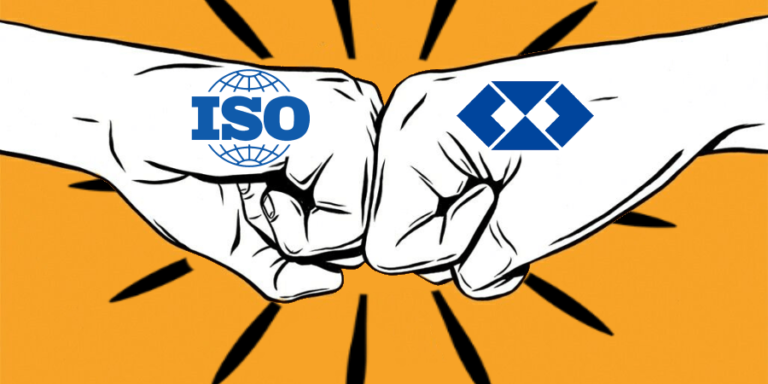 Logo da Administração de empresas em um embate contra o logo da ISO, simbolizando a divisão existente entre as áreas.