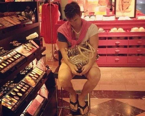 Homem aguardando esposas fazer compras (2)