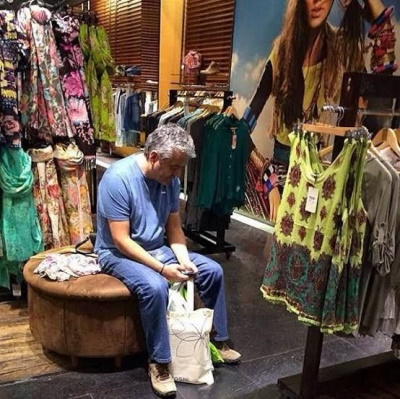 Homem aguardando esposas fazer compras (2)