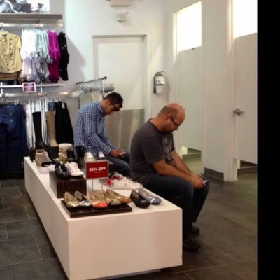 Homem aguardando esposas fazer compras (2)