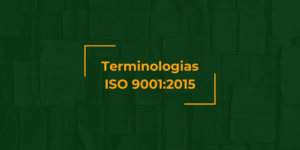 Imagem de vários livros de background e a frase "Terminologias da ISO 9001:2015" centralizada, em destaque.
